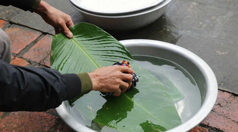 Rửa thật sạch lá trước khi gói bánh chưng