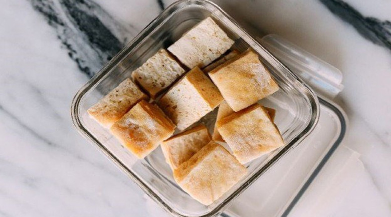 Hướng dẫn cách bảo quản đậu hũ chiên trong tủ lạnh hiệu quả 10 cách bảo quản đậu hũ chiên trong tủ lạnh, cho vào hộp