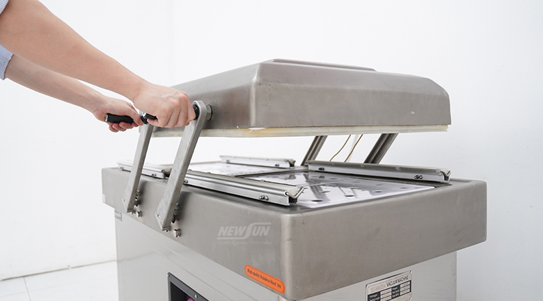 Máy hút chân không Kunba DZ400/2SA (2 buồng) 12 Nắp máy là một khối inox dày dặn